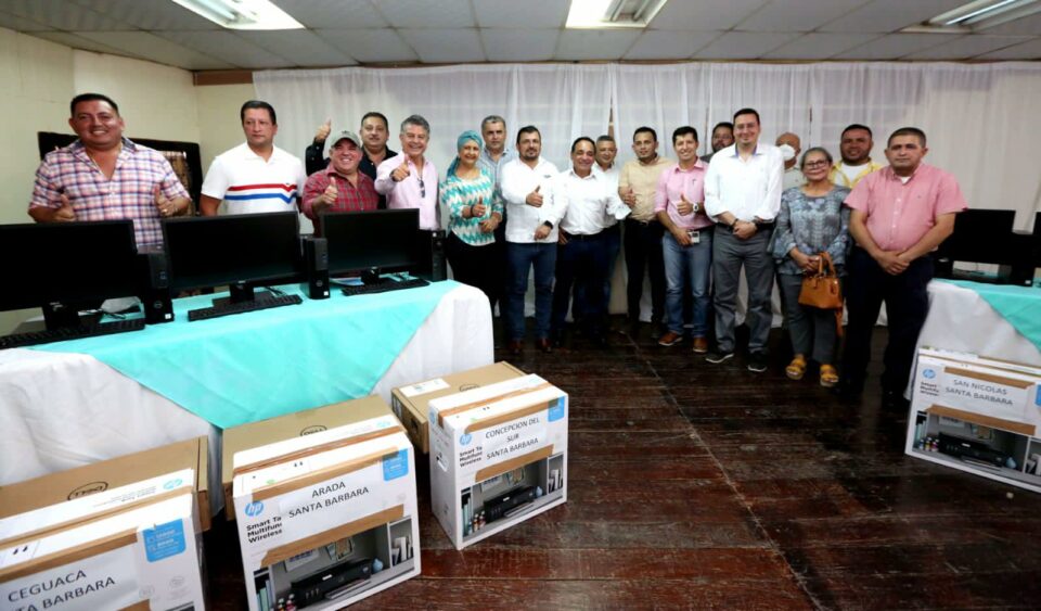 Catorce alcaldías de Santa Bárbara recibieron equipo de cómputo